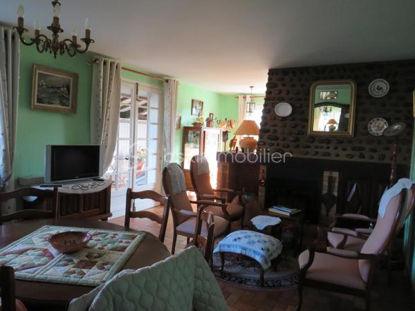 Maison d’habitation 6 pièces située dans un lotissement au calme sur les hauteurs proche du lycée et de toutes les commodités d’AIRE SUR L’ADOUR .

Cette construction traditionnelle de 1974 se compose :
Au Rez-de-Chaussée : un salon de 40 m² avec sa belle cheminée à granulé donnant sur la véranda de 17 m², une cuisine équipée, d’une salle d’eau avec douche Italienne, deux chambres, un bureau, un cellier/buanderie et un WC indépendant.
Un escalier intérieur vous mène au 1er étage qui est composé de 2 chambres supplémentaires, une salle d’eau avec WC et un accès aux combles.
Un garage avec ouverture de la porte à commande électrique en extérieur

Côté technique nous avons des fenêtres à double vitrage, volets roulants électrique et manuels, Chauffage et production d’eau chaude sanitaire par une chaudière à condensation, toiture en bon état et raccordement au tout à l'égout. Fibre optique en place.
Son bon DPE avec la note D témoigne de son efficacité énergétique

Jardin privatif clos et arboré de 690 m².

Affaire à saisir, coup de cœur garanti….

Contacter Frédéric 06 76 59 74 70  BSK IMMOBILIER…