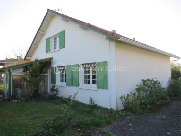 Maison d’habitation 6 pièces située dans un lotissement au calme sur les hauteurs proche du lycée et de toutes les commodités d’AIRE SUR L’ADOUR .

Cette construction traditionnelle de 1974 se compose :
Au Rez-de-Chaussée : un salon de 40 m² avec sa belle cheminée à granulé donnant sur la véranda de 17 m², une cuisine équipée, d’une salle d’eau avec douche Italienne, deux chambres, un bureau, un cellier/buanderie et un WC indépendant.
Un escalier intérieur vous mène au 1er étage qui est composé de 2 chambres supplémentaires, une salle d’eau avec WC et un accès aux combles.
Un garage avec ouverture de la porte à commande électrique en extérieur

Côté technique nous avons des fenêtres à double vitrage, volets roulants électrique et manuels, Chauffage et production d’eau chaude sanitaire par une chaudière à condensation, toiture en bon état et raccordement au tout à l'égout. Fibre optique en place.
Son bon DPE avec la note D témoigne de son efficacité énergétique

Jardin privatif clos et arboré de 690 m².

Affaire à saisir, coup de cœur garanti….

Contacter Frédéric 06 76 59 74 70  BSK IMMOBILIER…