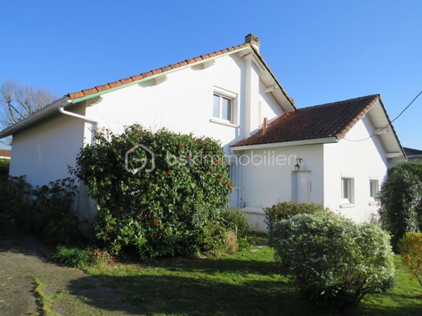 Maison d’habitation 6 pièces située dans un lotissement au calme sur les hauteurs proche du lycée et de toutes les commodités d’AIRE SUR L’ADOUR .

Cette construction traditionnelle de 1974 se compose :
Au Rez-de-Chaussée : un salon de 40 m² avec sa belle cheminée à granulé donnant sur la véranda de 17 m², une cuisine équipée, d’une salle d’eau avec douche Italienne, deux chambres, un bureau, un cellier/buanderie et un WC indépendant.
Un escalier intérieur vous mène au 1er étage qui est composé de 2 chambres supplémentaires, une salle d’eau avec WC et un accès aux combles.
Un garage avec ouverture de la porte à commande électrique en extérieur

Côté technique nous avons des fenêtres à double vitrage, volets roulants électrique et manuels, Chauffage et production d’eau chaude sanitaire par une chaudière à condensation, toiture en bon état et raccordement au tout à l'égout. Fibre optique en place.
Son bon DPE avec la note D témoigne de son efficacité énergétique

Jardin privatif clos et arboré de 690 m².

Affaire à saisir, coup de cœur garanti….

Contacter Frédéric 06 76 59 74 70  BSK IMMOBILIER…