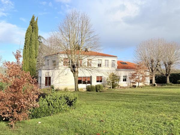 Élégance Intemporelle au Bord de la Charente