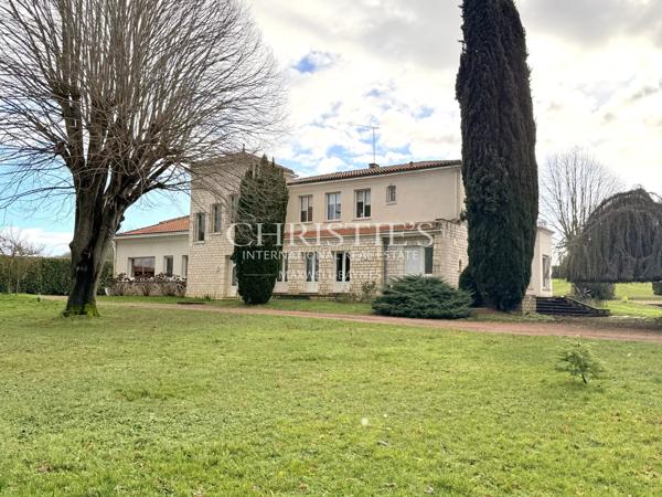 Élégance Intemporelle au Bord de la Charente
