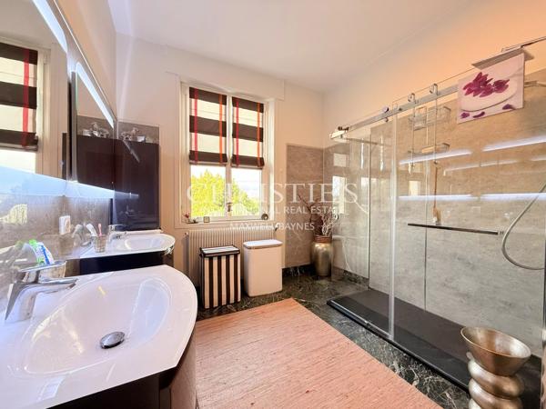 Élégance Intemporelle au Bord de la Charente