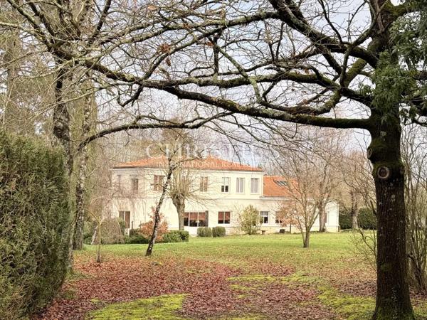 Élégance Intemporelle au Bord de la Charente