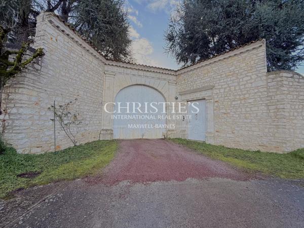 Élégance Intemporelle au Bord de la Charente