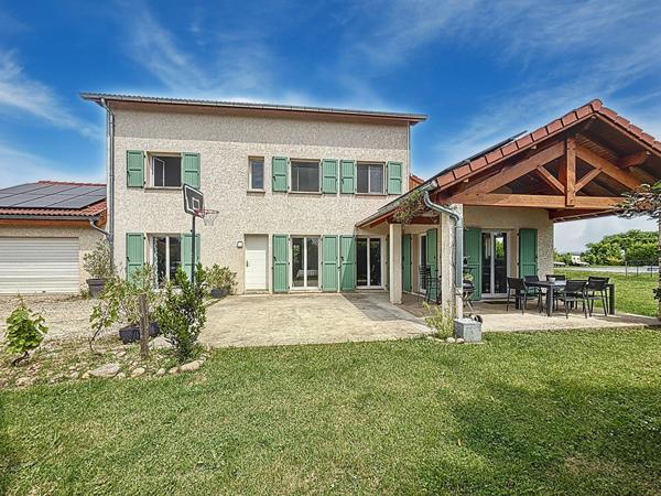 Maison contemporaine de 190 m² sur 1100 m² de terrain avec piscine et haute performance énergétique