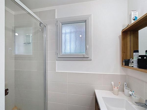 Maison contemporaine de 190 m² sur 1100 m² de terrain avec piscine et haute performance énergétique