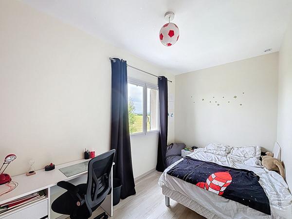 Maison contemporaine de 190 m² sur 1100 m² de terrain avec piscine et haute performance énergétique