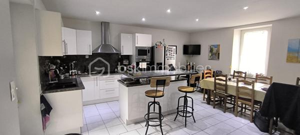 MAISON 156m² – 4 CHAMBRES – SOUS-SOL 115m² CLIMATISÉ –CONILHAC CORBIERES (11)– PRIX REVU À LA BAISSE !
 Prix : 194 000 € (FAI)
 Localisation : CONILHAC CORBIÈRES, entre Minervois et Corbières – 3 min à pied des commerces, écoles, médecin, restaurant.
Surface : 156 m² habitable + 115 m² sous-sol climatisé (potentiel stationnement/atelier/salle de sport/jacuzzi).
Pièces :
- 4 chambres (13m², 13m², 17m², 24m²)
- Séjour 27m²
- Cuisine équipée 30m²
- Patio 19m² (extérieur intime)
- Salle d’eau + WC privé
Atouts :
✅ DPE B (modifié en 2025) – Consommation estimée : 1 060–1 490 €/an
✅ Double vitrage thermique et phonique – Pas de vis-à-vis
✅ Cadre idéal : Village authentique, vignobles, pinèdes, garrigue
✅ Proximité : Crèche, écoles, cabinet d’infirmières, bar-restaurant
✅ Flexibilité : Parfait pour résidence principale, chambres d’hôtes, ou investissement locatif
Visites possibles sans tarder !