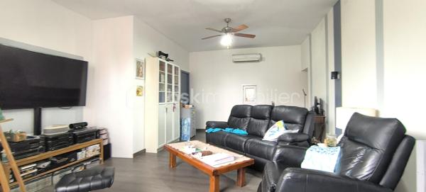 MAISON 156m² – 4 CHAMBRES – SOUS-SOL 115m² CLIMATISÉ –CONILHAC CORBIERES (11)– PRIX REVU À LA BAISSE !
 Prix : 194 000 € (FAI)
 Localisation : CONILHAC CORBIÈRES, entre Minervois et Corbières – 3 min à pied des commerces, écoles, médecin, restaurant.
Surface : 156 m² habitable + 115 m² sous-sol climatisé (potentiel stationnement/atelier/salle de sport/jacuzzi).
Pièces :
- 4 chambres (13m², 13m², 17m², 24m²)
- Séjour 27m²
- Cuisine équipée 30m²
- Patio 19m² (extérieur intime)
- Salle d’eau + WC privé
Atouts :
✅ DPE B (modifié en 2025) – Consommation estimée : 1 060–1 490 €/an
✅ Double vitrage thermique et phonique – Pas de vis-à-vis
✅ Cadre idéal : Village authentique, vignobles, pinèdes, garrigue
✅ Proximité : Crèche, écoles, cabinet d’infirmières, bar-restaurant
✅ Flexibilité : Parfait pour résidence principale, chambres d’hôtes, ou investissement locatif
Visites possibles sans tarder !
