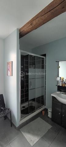 MAISON 156m² – 4 CHAMBRES – SOUS-SOL 115m² CLIMATISÉ –CONILHAC CORBIERES (11)– PRIX REVU À LA BAISSE !
 Prix : 194 000 € (FAI)
 Localisation : CONILHAC CORBIÈRES, entre Minervois et Corbières – 3 min à pied des commerces, écoles, médecin, restaurant.
Surface : 156 m² habitable + 115 m² sous-sol climatisé (potentiel stationnement/atelier/salle de sport/jacuzzi).
Pièces :
- 4 chambres (13m², 13m², 17m², 24m²)
- Séjour 27m²
- Cuisine équipée 30m²
- Patio 19m² (extérieur intime)
- Salle d’eau + WC privé
Atouts :
✅ DPE B (modifié en 2025) – Consommation estimée : 1 060–1 490 €/an
✅ Double vitrage thermique et phonique – Pas de vis-à-vis
✅ Cadre idéal : Village authentique, vignobles, pinèdes, garrigue
✅ Proximité : Crèche, écoles, cabinet d’infirmières, bar-restaurant
✅ Flexibilité : Parfait pour résidence principale, chambres d’hôtes, ou investissement locatif
Visites possibles sans tarder !