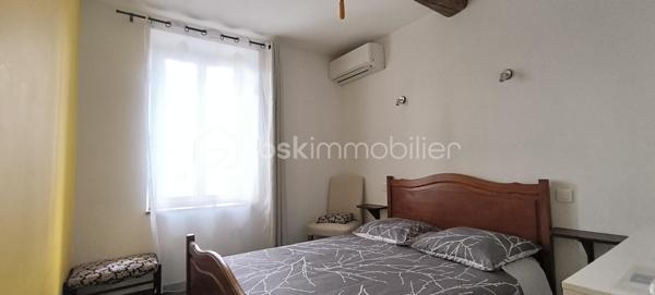 MAISON 156m² – 4 CHAMBRES – SOUS-SOL 115m² CLIMATISÉ –CONILHAC CORBIERES (11)– PRIX REVU À LA BAISSE !
 Prix : 194 000 € (FAI)
 Localisation : CONILHAC CORBIÈRES, entre Minervois et Corbières – 3 min à pied des commerces, écoles, médecin, restaurant.
Surface : 156 m² habitable + 115 m² sous-sol climatisé (potentiel stationnement/atelier/salle de sport/jacuzzi).
Pièces :
- 4 chambres (13m², 13m², 17m², 24m²)
- Séjour 27m²
- Cuisine équipée 30m²
- Patio 19m² (extérieur intime)
- Salle d’eau + WC privé
Atouts :
✅ DPE B (modifié en 2025) – Consommation estimée : 1 060–1 490 €/an
✅ Double vitrage thermique et phonique – Pas de vis-à-vis
✅ Cadre idéal : Village authentique, vignobles, pinèdes, garrigue
✅ Proximité : Crèche, écoles, cabinet d’infirmières, bar-restaurant
✅ Flexibilité : Parfait pour résidence principale, chambres d’hôtes, ou investissement locatif
Visites possibles sans tarder !