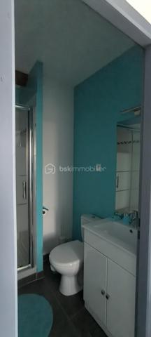 MAISON 156m² – 4 CHAMBRES – SOUS-SOL 115m² CLIMATISÉ –CONILHAC CORBIERES (11)– PRIX REVU À LA BAISSE !
 Prix : 194 000 € (FAI)
 Localisation : CONILHAC CORBIÈRES, entre Minervois et Corbières – 3 min à pied des commerces, écoles, médecin, restaurant.
Surface : 156 m² habitable + 115 m² sous-sol climatisé (potentiel stationnement/atelier/salle de sport/jacuzzi).
Pièces :
- 4 chambres (13m², 13m², 17m², 24m²)
- Séjour 27m²
- Cuisine équipée 30m²
- Patio 19m² (extérieur intime)
- Salle d’eau + WC privé
Atouts :
✅ DPE B (modifié en 2025) – Consommation estimée : 1 060–1 490 €/an
✅ Double vitrage thermique et phonique – Pas de vis-à-vis
✅ Cadre idéal : Village authentique, vignobles, pinèdes, garrigue
✅ Proximité : Crèche, écoles, cabinet d’infirmières, bar-restaurant
✅ Flexibilité : Parfait pour résidence principale, chambres d’hôtes, ou investissement locatif
Visites possibles sans tarder !