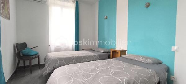 MAISON 156m² – 4 CHAMBRES – SOUS-SOL 115m² CLIMATISÉ –CONILHAC CORBIERES (11)– PRIX REVU À LA BAISSE !
 Prix : 194 000 € (FAI)
 Localisation : CONILHAC CORBIÈRES, entre Minervois et Corbières – 3 min à pied des commerces, écoles, médecin, restaurant.
Surface : 156 m² habitable + 115 m² sous-sol climatisé (potentiel stationnement/atelier/salle de sport/jacuzzi).
Pièces :
- 4 chambres (13m², 13m², 17m², 24m²)
- Séjour 27m²
- Cuisine équipée 30m²
- Patio 19m² (extérieur intime)
- Salle d’eau + WC privé
Atouts :
✅ DPE B (modifié en 2025) – Consommation estimée : 1 060–1 490 €/an
✅ Double vitrage thermique et phonique – Pas de vis-à-vis
✅ Cadre idéal : Village authentique, vignobles, pinèdes, garrigue
✅ Proximité : Crèche, écoles, cabinet d’infirmières, bar-restaurant
✅ Flexibilité : Parfait pour résidence principale, chambres d’hôtes, ou investissement locatif
Visites possibles sans tarder !