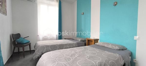 MAISON 156m² – 4 CHAMBRES – SOUS-SOL 115m² CLIMATISÉ –CONILHAC CORBIERES (11)– PRIX REVU À LA BAISSE !
 Prix : 194 000 € (FAI)
 Localisation : CONILHAC CORBIÈRES, entre Minervois et Corbières – 3 min à pied des commerces, écoles, médecin, restaurant.
Surface : 156 m² habitable + 115 m² sous-sol climatisé (potentiel stationnement/atelier/salle de sport/jacuzzi).
Pièces :
- 4 chambres (13m², 13m², 17m², 24m²)
- Séjour 27m²
- Cuisine équipée 30m²
- Patio 19m² (extérieur intime)
- Salle d’eau + WC privé
Atouts :
✅ DPE B (modifié en 2025) – Consommation estimée : 1 060–1 490 €/an
✅ Double vitrage thermique et phonique – Pas de vis-à-vis
✅ Cadre idéal : Village authentique, vignobles, pinèdes, garrigue
✅ Proximité : Crèche, écoles, cabinet d’infirmières, bar-restaurant
✅ Flexibilité : Parfait pour résidence principale, chambres d’hôtes, ou investissement locatif
Visites possibles sans tarder !
