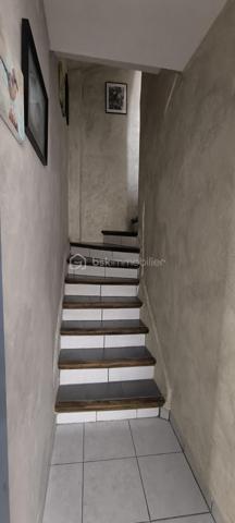 MAISON 156m² – 4 CHAMBRES – SOUS-SOL 115m² CLIMATISÉ –CONILHAC CORBIERES (11)– PRIX REVU À LA BAISSE !
 Prix : 194 000 € (FAI)
 Localisation : CONILHAC CORBIÈRES, entre Minervois et Corbières – 3 min à pied des commerces, écoles, médecin, restaurant.
Surface : 156 m² habitable + 115 m² sous-sol climatisé (potentiel stationnement/atelier/salle de sport/jacuzzi).
Pièces :
- 4 chambres (13m², 13m², 17m², 24m²)
- Séjour 27m²
- Cuisine équipée 30m²
- Patio 19m² (extérieur intime)
- Salle d’eau + WC privé
Atouts :
✅ DPE B (modifié en 2025) – Consommation estimée : 1 060–1 490 €/an
✅ Double vitrage thermique et phonique – Pas de vis-à-vis
✅ Cadre idéal : Village authentique, vignobles, pinèdes, garrigue
✅ Proximité : Crèche, écoles, cabinet d’infirmières, bar-restaurant
✅ Flexibilité : Parfait pour résidence principale, chambres d’hôtes, ou investissement locatif
Visites possibles sans tarder !