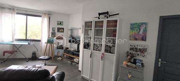 MAISON 156m² – 4 CHAMBRES – SOUS-SOL 115m² CLIMATISÉ –CONILHAC CORBIERES (11)– PRIX REVU À LA BAISSE !
 Prix : 194 000 € (FAI)
 Localisation : CONILHAC CORBIÈRES, entre Minervois et Corbières – 3 min à pied des commerces, écoles, médecin, restaurant.
Surface : 156 m² habitable + 115 m² sous-sol climatisé (potentiel stationnement/atelier/salle de sport/jacuzzi).
Pièces :
- 4 chambres (13m², 13m², 17m², 24m²)
- Séjour 27m²
- Cuisine équipée 30m²
- Patio 19m² (extérieur intime)
- Salle d’eau + WC privé
Atouts :
✅ DPE B (modifié en 2025) – Consommation estimée : 1 060–1 490 €/an
✅ Double vitrage thermique et phonique – Pas de vis-à-vis
✅ Cadre idéal : Village authentique, vignobles, pinèdes, garrigue
✅ Proximité : Crèche, écoles, cabinet d’infirmières, bar-restaurant
✅ Flexibilité : Parfait pour résidence principale, chambres d’hôtes, ou investissement locatif
Visites possibles sans tarder !