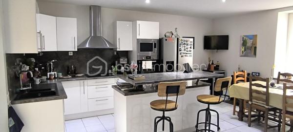 MAISON 156m² – 4 CHAMBRES – SOUS-SOL 115m² CLIMATISÉ –CONILHAC CORBIERES (11)– PRIX REVU À LA BAISSE !
 Prix : 194 000 € (FAI)
 Localisation : CONILHAC CORBIÈRES, entre Minervois et Corbières – 3 min à pied des commerces, écoles, médecin, restaurant.
Surface : 156 m² habitable + 115 m² sous-sol climatisé (potentiel stationnement/atelier/salle de sport/jacuzzi).
Pièces :
- 4 chambres (13m², 13m², 17m², 24m²)
- Séjour 27m²
- Cuisine équipée 30m²
- Patio 19m² (extérieur intime)
- Salle d’eau + WC privé
Atouts :
✅ DPE B (modifié en 2025) – Consommation estimée : 1 060–1 490 €/an
✅ Double vitrage thermique et phonique – Pas de vis-à-vis
✅ Cadre idéal : Village authentique, vignobles, pinèdes, garrigue
✅ Proximité : Crèche, écoles, cabinet d’infirmières, bar-restaurant
✅ Flexibilité : Parfait pour résidence principale, chambres d’hôtes, ou investissement locatif
Visites possibles sans tarder !
