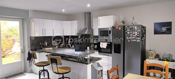 MAISON 156m² – 4 CHAMBRES – SOUS-SOL 115m² CLIMATISÉ –CONILHAC CORBIERES (11)– PRIX REVU À LA BAISSE !
 Prix : 194 000 € (FAI)
 Localisation : CONILHAC CORBIÈRES, entre Minervois et Corbières – 3 min à pied des commerces, écoles, médecin, restaurant.
Surface : 156 m² habitable + 115 m² sous-sol climatisé (potentiel stationnement/atelier/salle de sport/jacuzzi).
Pièces :
- 4 chambres (13m², 13m², 17m², 24m²)
- Séjour 27m²
- Cuisine équipée 30m²
- Patio 19m² (extérieur intime)
- Salle d’eau + WC privé
Atouts :
✅ DPE B (modifié en 2025) – Consommation estimée : 1 060–1 490 €/an
✅ Double vitrage thermique et phonique – Pas de vis-à-vis
✅ Cadre idéal : Village authentique, vignobles, pinèdes, garrigue
✅ Proximité : Crèche, écoles, cabinet d’infirmières, bar-restaurant
✅ Flexibilité : Parfait pour résidence principale, chambres d’hôtes, ou investissement locatif
Visites possibles sans tarder !