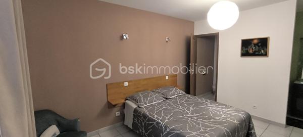 MAISON 156m² – 4 CHAMBRES – SOUS-SOL 115m² CLIMATISÉ –CONILHAC CORBIERES (11)– PRIX REVU À LA BAISSE !
 Prix : 194 000 € (FAI)
 Localisation : CONILHAC CORBIÈRES, entre Minervois et Corbières – 3 min à pied des commerces, écoles, médecin, restaurant.
Surface : 156 m² habitable + 115 m² sous-sol climatisé (potentiel stationnement/atelier/salle de sport/jacuzzi).
Pièces :
- 4 chambres (13m², 13m², 17m², 24m²)
- Séjour 27m²
- Cuisine équipée 30m²
- Patio 19m² (extérieur intime)
- Salle d’eau + WC privé
Atouts :
✅ DPE B (modifié en 2025) – Consommation estimée : 1 060–1 490 €/an
✅ Double vitrage thermique et phonique – Pas de vis-à-vis
✅ Cadre idéal : Village authentique, vignobles, pinèdes, garrigue
✅ Proximité : Crèche, écoles, cabinet d’infirmières, bar-restaurant
✅ Flexibilité : Parfait pour résidence principale, chambres d’hôtes, ou investissement locatif
Visites possibles sans tarder !