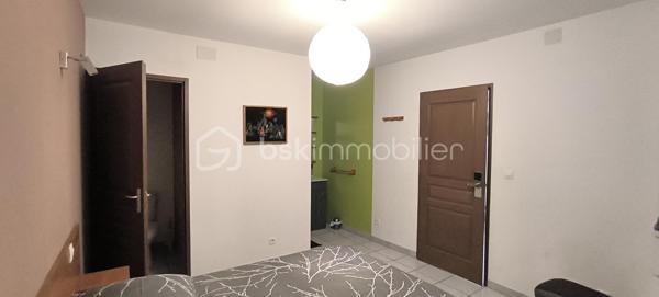 MAISON 156m² – 4 CHAMBRES – SOUS-SOL 115m² CLIMATISÉ –CONILHAC CORBIERES (11)– PRIX REVU À LA BAISSE !
 Prix : 194 000 € (FAI)
 Localisation : CONILHAC CORBIÈRES, entre Minervois et Corbières – 3 min à pied des commerces, écoles, médecin, restaurant.
Surface : 156 m² habitable + 115 m² sous-sol climatisé (potentiel stationnement/atelier/salle de sport/jacuzzi).
Pièces :
- 4 chambres (13m², 13m², 17m², 24m²)
- Séjour 27m²
- Cuisine équipée 30m²
- Patio 19m² (extérieur intime)
- Salle d’eau + WC privé
Atouts :
✅ DPE B (modifié en 2025) – Consommation estimée : 1 060–1 490 €/an
✅ Double vitrage thermique et phonique – Pas de vis-à-vis
✅ Cadre idéal : Village authentique, vignobles, pinèdes, garrigue
✅ Proximité : Crèche, écoles, cabinet d’infirmières, bar-restaurant
✅ Flexibilité : Parfait pour résidence principale, chambres d’hôtes, ou investissement locatif
Visites possibles sans tarder !