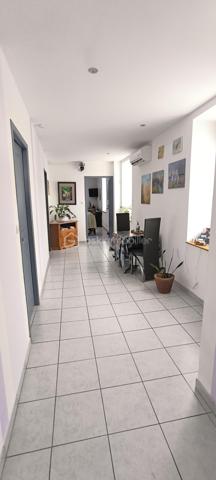 MAISON 156m² – 4 CHAMBRES – SOUS-SOL 115m² CLIMATISÉ –CONILHAC CORBIERES (11)– PRIX REVU À LA BAISSE !
 Prix : 194 000 € (FAI)
 Localisation : CONILHAC CORBIÈRES, entre Minervois et Corbières – 3 min à pied des commerces, écoles, médecin, restaurant.
Surface : 156 m² habitable + 115 m² sous-sol climatisé (potentiel stationnement/atelier/salle de sport/jacuzzi).
Pièces :
- 4 chambres (13m², 13m², 17m², 24m²)
- Séjour 27m²
- Cuisine équipée 30m²
- Patio 19m² (extérieur intime)
- Salle d’eau + WC privé
Atouts :
✅ DPE B (modifié en 2025) – Consommation estimée : 1 060–1 490 €/an
✅ Double vitrage thermique et phonique – Pas de vis-à-vis
✅ Cadre idéal : Village authentique, vignobles, pinèdes, garrigue
✅ Proximité : Crèche, écoles, cabinet d’infirmières, bar-restaurant
✅ Flexibilité : Parfait pour résidence principale, chambres d’hôtes, ou investissement locatif
Visites possibles sans tarder !