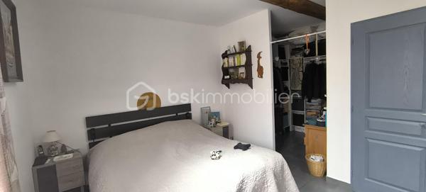 MAISON 156m² – 4 CHAMBRES – SOUS-SOL 115m² CLIMATISÉ –CONILHAC CORBIERES (11)– PRIX REVU À LA BAISSE !
 Prix : 194 000 € (FAI)
 Localisation : CONILHAC CORBIÈRES, entre Minervois et Corbières – 3 min à pied des commerces, écoles, médecin, restaurant.
Surface : 156 m² habitable + 115 m² sous-sol climatisé (potentiel stationnement/atelier/salle de sport/jacuzzi).
Pièces :
- 4 chambres (13m², 13m², 17m², 24m²)
- Séjour 27m²
- Cuisine équipée 30m²
- Patio 19m² (extérieur intime)
- Salle d’eau + WC privé
Atouts :
✅ DPE B (modifié en 2025) – Consommation estimée : 1 060–1 490 €/an
✅ Double vitrage thermique et phonique – Pas de vis-à-vis
✅ Cadre idéal : Village authentique, vignobles, pinèdes, garrigue
✅ Proximité : Crèche, écoles, cabinet d’infirmières, bar-restaurant
✅ Flexibilité : Parfait pour résidence principale, chambres d’hôtes, ou investissement locatif
Visites possibles sans tarder !