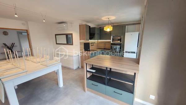 🏡 À VENDRE – APPARTEMENT RÉNOVÉ 80 m² – TERRASSE PANORAMIQUE

📍 Bagnols-sur-Cèze – Centre-ville

Dans une copropriété sécurisée et bien entretenue de 58 lots avec ascenseur, découvrez ce superbe appartement entièrement rénové et vendu meublé.

✨ Un bien clé en main, moderne et lumineux
Dès l’entrée, vous serez séduit par :
✔ Une belle pièce de vie baignée de lumière
✔ Une cuisine contemporaine entièrement aménagée et équipée avec îlot central
✔ Un espace salon chaleureux et convivial

🛏️ Espace nuit fonctionnel
✔ 2 chambres confortables
✔ Salle d’eau moderne avec double vasque et douche
✔ WC indépendant
✔ Nombreux rangements

🌿 Le véritable atout : une terrasse exceptionnelle de 40 m²
✔ Vue dégagée sur le Mont Ventoux
✔ Superbes levers de soleil
✔ Espace idéal pour repas, détente et soirées

❄️ Prestations modernes
✔ Climatisation réversible dans toutes les pièces
✔ Double vitrage PVC
✔ Volets roulants
✔ Ballon thermodynamique
✔ Aucun travaux à prévoir

📍 Emplacement recherché
✔ Centre-ville accessible à pied
✔ Écoles, commerces et services à proximité immédiate
✔ Cadre de vie pratique et agréable

💼 Idéal investisseur ou résidence principale
✔ Actuellement loué 800 €/mois en meublé
✔ Bail jusqu’au 18 août
✔ Possibilité d’occupation ou de maintien en investissement locatif

📊 Informations financières
💰 Prix de vente : 139 000 € FAI
🏢 Charges de copropriété : 1 800 € / an
🏠 Taxe foncière : 1 400 € / an
🚗 Parking devant l’immeuble.
Si besoin d’un parking privé, l’emplacement devra être étudié directement avec la copropriété. Une place pourra être proposée soit à la location, soit à la vente selon les disponibilités.

📈 Rentabilité attractive et bien prêt à louer immédiatement.
💎 Les + du bien
✔ Appartement rénové et vendu meublé
✔ Grande terrasse rare sur le secteur
✔ Aucun travaux à prévoir
✔ Bonne rentabilité locative
✔ Emplacement central recherché

📞 Contactez-moi pour organiser une visite rapidement Sandra bsk immobilier 0667885618