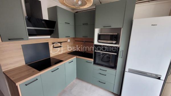 🏡 À VENDRE – APPARTEMENT RÉNOVÉ 80 m² – TERRASSE PANORAMIQUE

📍 Bagnols-sur-Cèze – Centre-ville

Dans une copropriété sécurisée et bien entretenue de 58 lots avec ascenseur, découvrez ce superbe appartement entièrement rénové et vendu meublé.

✨ Un bien clé en main, moderne et lumineux
Dès l’entrée, vous serez séduit par :
✔ Une belle pièce de vie baignée de lumière
✔ Une cuisine contemporaine entièrement aménagée et équipée avec îlot central
✔ Un espace salon chaleureux et convivial

🛏️ Espace nuit fonctionnel
✔ 2 chambres confortables
✔ Salle d’eau moderne avec double vasque et douche
✔ WC indépendant
✔ Nombreux rangements

🌿 Le véritable atout : une terrasse exceptionnelle de 40 m²
✔ Vue dégagée sur le Mont Ventoux
✔ Superbes levers de soleil
✔ Espace idéal pour repas, détente et soirées

❄️ Prestations modernes
✔ Climatisation réversible dans toutes les pièces
✔ Double vitrage PVC
✔ Volets roulants
✔ Ballon thermodynamique
✔ Aucun travaux à prévoir

📍 Emplacement recherché
✔ Centre-ville accessible à pied
✔ Écoles, commerces et services à proximité immédiate
✔ Cadre de vie pratique et agréable

💼 Idéal investisseur ou résidence principale
✔ Actuellement loué 800 €/mois en meublé
✔ Bail jusqu’au 18 août
✔ Possibilité d’occupation ou de maintien en investissement locatif

📊 Informations financières
💰 Prix de vente : 139 000 € FAI
🏢 Charges de copropriété : 1 800 € / an
🏠 Taxe foncière : 1 400 € / an
🚗 Parking devant l’immeuble.
Si besoin d’un parking privé, l’emplacement devra être étudié directement avec la copropriété. Une place pourra être proposée soit à la location, soit à la vente selon les disponibilités.

📈 Rentabilité attractive et bien prêt à louer immédiatement.
💎 Les + du bien
✔ Appartement rénové et vendu meublé
✔ Grande terrasse rare sur le secteur
✔ Aucun travaux à prévoir
✔ Bonne rentabilité locative
✔ Emplacement central recherché

📞 Contactez-moi pour organiser une visite rapidement Sandra bsk immobilier 0667885618