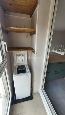 🏡 À VENDRE – APPARTEMENT RÉNOVÉ 80 m² – TERRASSE PANORAMIQUE

📍 Bagnols-sur-Cèze – Centre-ville

Dans une copropriété sécurisée et bien entretenue de 58 lots avec ascenseur, découvrez ce superbe appartement entièrement rénové et vendu meublé.

✨ Un bien clé en main, moderne et lumineux
Dès l’entrée, vous serez séduit par :
✔ Une belle pièce de vie baignée de lumière
✔ Une cuisine contemporaine entièrement aménagée et équipée avec îlot central
✔ Un espace salon chaleureux et convivial

🛏️ Espace nuit fonctionnel
✔ 2 chambres confortables
✔ Salle d’eau moderne avec double vasque et douche
✔ WC indépendant
✔ Nombreux rangements

🌿 Le véritable atout : une terrasse exceptionnelle de 40 m²
✔ Vue dégagée sur le Mont Ventoux
✔ Superbes levers de soleil
✔ Espace idéal pour repas, détente et soirées

❄️ Prestations modernes
✔ Climatisation réversible dans toutes les pièces
✔ Double vitrage PVC
✔ Volets roulants
✔ Ballon thermodynamique
✔ Aucun travaux à prévoir

📍 Emplacement recherché
✔ Centre-ville accessible à pied
✔ Écoles, commerces et services à proximité immédiate
✔ Cadre de vie pratique et agréable

💼 Idéal investisseur ou résidence principale
✔ Actuellement loué 800 €/mois en meublé
✔ Bail jusqu’au 18 août
✔ Possibilité d’occupation ou de maintien en investissement locatif

📊 Informations financières
💰 Prix de vente : 139 000 € FAI
🏢 Charges de copropriété : 1 800 € / an
🏠 Taxe foncière : 1 400 € / an
🚗 Parking devant l’immeuble.
Si besoin d’un parking privé, l’emplacement devra être étudié directement avec la copropriété. Une place pourra être proposée soit à la location, soit à la vente selon les disponibilités.

📈 Rentabilité attractive et bien prêt à louer immédiatement.
💎 Les + du bien
✔ Appartement rénové et vendu meublé
✔ Grande terrasse rare sur le secteur
✔ Aucun travaux à prévoir
✔ Bonne rentabilité locative
✔ Emplacement central recherché

📞 Contactez-moi pour organiser une visite rapidement Sandra bsk immobilier 0667885618