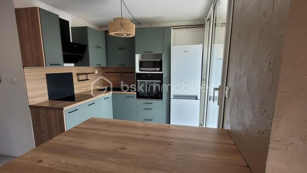 🏡 À VENDRE – APPARTEMENT RÉNOVÉ 80 m² – TERRASSE PANORAMIQUE

📍 Bagnols-sur-Cèze – Centre-ville

Dans une copropriété sécurisée et bien entretenue de 58 lots avec ascenseur, découvrez ce superbe appartement entièrement rénové et vendu meublé.

✨ Un bien clé en main, moderne et lumineux
Dès l’entrée, vous serez séduit par :
✔ Une belle pièce de vie baignée de lumière
✔ Une cuisine contemporaine entièrement aménagée et équipée avec îlot central
✔ Un espace salon chaleureux et convivial

🛏️ Espace nuit fonctionnel
✔ 2 chambres confortables
✔ Salle d’eau moderne avec double vasque et douche
✔ WC indépendant
✔ Nombreux rangements

🌿 Le véritable atout : une terrasse exceptionnelle de 40 m²
✔ Vue dégagée sur le Mont Ventoux
✔ Superbes levers de soleil
✔ Espace idéal pour repas, détente et soirées

❄️ Prestations modernes
✔ Climatisation réversible dans toutes les pièces
✔ Double vitrage PVC
✔ Volets roulants
✔ Ballon thermodynamique
✔ Aucun travaux à prévoir

📍 Emplacement recherché
✔ Centre-ville accessible à pied
✔ Écoles, commerces et services à proximité immédiate
✔ Cadre de vie pratique et agréable

💼 Idéal investisseur ou résidence principale
✔ Actuellement loué 800 €/mois en meublé
✔ Bail jusqu’au 18 août
✔ Possibilité d’occupation ou de maintien en investissement locatif

📊 Informations financières
💰 Prix de vente : 139 000 € FAI
🏢 Charges de copropriété : 1 800 € / an
🏠 Taxe foncière : 1 400 € / an
🚗 Parking devant l’immeuble.
Si besoin d’un parking privé, l’emplacement devra être étudié directement avec la copropriété. Une place pourra être proposée soit à la location, soit à la vente selon les disponibilités.

📈 Rentabilité attractive et bien prêt à louer immédiatement.
💎 Les + du bien
✔ Appartement rénové et vendu meublé
✔ Grande terrasse rare sur le secteur
✔ Aucun travaux à prévoir
✔ Bonne rentabilité locative
✔ Emplacement central recherché

📞 Contactez-moi pour organiser une visite rapidement Sandra bsk immobilier 0667885618