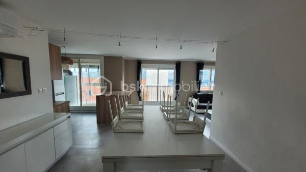 🏡 À VENDRE – APPARTEMENT RÉNOVÉ 80 m² – TERRASSE PANORAMIQUE

📍 Bagnols-sur-Cèze – Centre-ville

Dans une copropriété sécurisée et bien entretenue de 58 lots avec ascenseur, découvrez ce superbe appartement entièrement rénové et vendu meublé.

✨ Un bien clé en main, moderne et lumineux
Dès l’entrée, vous serez séduit par :
✔ Une belle pièce de vie baignée de lumière
✔ Une cuisine contemporaine entièrement aménagée et équipée avec îlot central
✔ Un espace salon chaleureux et convivial

🛏️ Espace nuit fonctionnel
✔ 2 chambres confortables
✔ Salle d’eau moderne avec double vasque et douche
✔ WC indépendant
✔ Nombreux rangements

🌿 Le véritable atout : une terrasse exceptionnelle de 40 m²
✔ Vue dégagée sur le Mont Ventoux
✔ Superbes levers de soleil
✔ Espace idéal pour repas, détente et soirées

❄️ Prestations modernes
✔ Climatisation réversible dans toutes les pièces
✔ Double vitrage PVC
✔ Volets roulants
✔ Ballon thermodynamique
✔ Aucun travaux à prévoir

📍 Emplacement recherché
✔ Centre-ville accessible à pied
✔ Écoles, commerces et services à proximité immédiate
✔ Cadre de vie pratique et agréable

💼 Idéal investisseur ou résidence principale
✔ Actuellement loué 800 €/mois en meublé
✔ Bail jusqu’au 18 août
✔ Possibilité d’occupation ou de maintien en investissement locatif

📊 Informations financières
💰 Prix de vente : 139 000 € FAI
🏢 Charges de copropriété : 1 800 € / an
🏠 Taxe foncière : 1 400 € / an
🚗 Parking devant l’immeuble.
Si besoin d’un parking privé, l’emplacement devra être étudié directement avec la copropriété. Une place pourra être proposée soit à la location, soit à la vente selon les disponibilités.

📈 Rentabilité attractive et bien prêt à louer immédiatement.
💎 Les + du bien
✔ Appartement rénové et vendu meublé
✔ Grande terrasse rare sur le secteur
✔ Aucun travaux à prévoir
✔ Bonne rentabilité locative
✔ Emplacement central recherché

📞 Contactez-moi pour organiser une visite rapidement Sandra bsk immobilier 0667885618