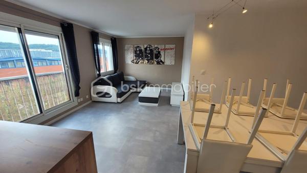 🏡 À VENDRE – APPARTEMENT RÉNOVÉ 80 m² – TERRASSE PANORAMIQUE

📍 Bagnols-sur-Cèze – Centre-ville

Dans une copropriété sécurisée et bien entretenue de 58 lots avec ascenseur, découvrez ce superbe appartement entièrement rénové et vendu meublé.

✨ Un bien clé en main, moderne et lumineux
Dès l’entrée, vous serez séduit par :
✔ Une belle pièce de vie baignée de lumière
✔ Une cuisine contemporaine entièrement aménagée et équipée avec îlot central
✔ Un espace salon chaleureux et convivial

🛏️ Espace nuit fonctionnel
✔ 2 chambres confortables
✔ Salle d’eau moderne avec double vasque et douche
✔ WC indépendant
✔ Nombreux rangements

🌿 Le véritable atout : une terrasse exceptionnelle de 40 m²
✔ Vue dégagée sur le Mont Ventoux
✔ Superbes levers de soleil
✔ Espace idéal pour repas, détente et soirées

❄️ Prestations modernes
✔ Climatisation réversible dans toutes les pièces
✔ Double vitrage PVC
✔ Volets roulants
✔ Ballon thermodynamique
✔ Aucun travaux à prévoir

📍 Emplacement recherché
✔ Centre-ville accessible à pied
✔ Écoles, commerces et services à proximité immédiate
✔ Cadre de vie pratique et agréable

💼 Idéal investisseur ou résidence principale
✔ Actuellement loué 800 €/mois en meublé
✔ Bail jusqu’au 18 août
✔ Possibilité d’occupation ou de maintien en investissement locatif

📊 Informations financières
💰 Prix de vente : 139 000 € FAI
🏢 Charges de copropriété : 1 800 € / an
🏠 Taxe foncière : 1 400 € / an
🚗 Parking devant l’immeuble.
Si besoin d’un parking privé, l’emplacement devra être étudié directement avec la copropriété. Une place pourra être proposée soit à la location, soit à la vente selon les disponibilités.

📈 Rentabilité attractive et bien prêt à louer immédiatement.
💎 Les + du bien
✔ Appartement rénové et vendu meublé
✔ Grande terrasse rare sur le secteur
✔ Aucun travaux à prévoir
✔ Bonne rentabilité locative
✔ Emplacement central recherché

📞 Contactez-moi pour organiser une visite rapidement Sandra bsk immobilier 0667885618