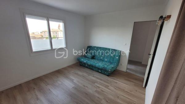 🏡 À VENDRE – APPARTEMENT RÉNOVÉ 80 m² – TERRASSE PANORAMIQUE

📍 Bagnols-sur-Cèze – Centre-ville

Dans une copropriété sécurisée et bien entretenue de 58 lots avec ascenseur, découvrez ce superbe appartement entièrement rénové et vendu meublé.

✨ Un bien clé en main, moderne et lumineux
Dès l’entrée, vous serez séduit par :
✔ Une belle pièce de vie baignée de lumière
✔ Une cuisine contemporaine entièrement aménagée et équipée avec îlot central
✔ Un espace salon chaleureux et convivial

🛏️ Espace nuit fonctionnel
✔ 2 chambres confortables
✔ Salle d’eau moderne avec double vasque et douche
✔ WC indépendant
✔ Nombreux rangements

🌿 Le véritable atout : une terrasse exceptionnelle de 40 m²
✔ Vue dégagée sur le Mont Ventoux
✔ Superbes levers de soleil
✔ Espace idéal pour repas, détente et soirées

❄️ Prestations modernes
✔ Climatisation réversible dans toutes les pièces
✔ Double vitrage PVC
✔ Volets roulants
✔ Ballon thermodynamique
✔ Aucun travaux à prévoir

📍 Emplacement recherché
✔ Centre-ville accessible à pied
✔ Écoles, commerces et services à proximité immédiate
✔ Cadre de vie pratique et agréable

💼 Idéal investisseur ou résidence principale
✔ Actuellement loué 800 €/mois en meublé
✔ Bail jusqu’au 18 août
✔ Possibilité d’occupation ou de maintien en investissement locatif

📊 Informations financières
💰 Prix de vente : 139 000 € FAI
🏢 Charges de copropriété : 1 800 € / an
🏠 Taxe foncière : 1 400 € / an
🚗 Parking devant l’immeuble.
Si besoin d’un parking privé, l’emplacement devra être étudié directement avec la copropriété. Une place pourra être proposée soit à la location, soit à la vente selon les disponibilités.

📈 Rentabilité attractive et bien prêt à louer immédiatement.
💎 Les + du bien
✔ Appartement rénové et vendu meublé
✔ Grande terrasse rare sur le secteur
✔ Aucun travaux à prévoir
✔ Bonne rentabilité locative
✔ Emplacement central recherché

📞 Contactez-moi pour organiser une visite rapidement Sandra bsk immobilier 0667885618