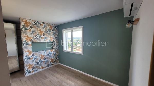 🏡 À VENDRE – APPARTEMENT RÉNOVÉ 80 m² – TERRASSE PANORAMIQUE

📍 Bagnols-sur-Cèze – Centre-ville

Dans une copropriété sécurisée et bien entretenue de 58 lots avec ascenseur, découvrez ce superbe appartement entièrement rénové et vendu meublé.

✨ Un bien clé en main, moderne et lumineux
Dès l’entrée, vous serez séduit par :
✔ Une belle pièce de vie baignée de lumière
✔ Une cuisine contemporaine entièrement aménagée et équipée avec îlot central
✔ Un espace salon chaleureux et convivial

🛏️ Espace nuit fonctionnel
✔ 2 chambres confortables
✔ Salle d’eau moderne avec double vasque et douche
✔ WC indépendant
✔ Nombreux rangements

🌿 Le véritable atout : une terrasse exceptionnelle de 40 m²
✔ Vue dégagée sur le Mont Ventoux
✔ Superbes levers de soleil
✔ Espace idéal pour repas, détente et soirées

❄️ Prestations modernes
✔ Climatisation réversible dans toutes les pièces
✔ Double vitrage PVC
✔ Volets roulants
✔ Ballon thermodynamique
✔ Aucun travaux à prévoir

📍 Emplacement recherché
✔ Centre-ville accessible à pied
✔ Écoles, commerces et services à proximité immédiate
✔ Cadre de vie pratique et agréable

💼 Idéal investisseur ou résidence principale
✔ Actuellement loué 800 €/mois en meublé
✔ Bail jusqu’au 18 août
✔ Possibilité d’occupation ou de maintien en investissement locatif

📊 Informations financières
💰 Prix de vente : 139 000 € FAI
🏢 Charges de copropriété : 1 800 € / an
🏠 Taxe foncière : 1 400 € / an
🚗 Parking devant l’immeuble.
Si besoin d’un parking privé, l’emplacement devra être étudié directement avec la copropriété. Une place pourra être proposée soit à la location, soit à la vente selon les disponibilités.

📈 Rentabilité attractive et bien prêt à louer immédiatement.
💎 Les + du bien
✔ Appartement rénové et vendu meublé
✔ Grande terrasse rare sur le secteur
✔ Aucun travaux à prévoir
✔ Bonne rentabilité locative
✔ Emplacement central recherché

📞 Contactez-moi pour organiser une visite rapidement Sandra bsk immobilier 0667885618