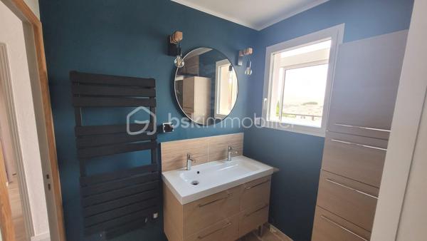 🏡 À VENDRE – APPARTEMENT RÉNOVÉ 80 m² – TERRASSE PANORAMIQUE

📍 Bagnols-sur-Cèze – Centre-ville

Dans une copropriété sécurisée et bien entretenue de 58 lots avec ascenseur, découvrez ce superbe appartement entièrement rénové et vendu meublé.

✨ Un bien clé en main, moderne et lumineux
Dès l’entrée, vous serez séduit par :
✔ Une belle pièce de vie baignée de lumière
✔ Une cuisine contemporaine entièrement aménagée et équipée avec îlot central
✔ Un espace salon chaleureux et convivial

🛏️ Espace nuit fonctionnel
✔ 2 chambres confortables
✔ Salle d’eau moderne avec double vasque et douche
✔ WC indépendant
✔ Nombreux rangements

🌿 Le véritable atout : une terrasse exceptionnelle de 40 m²
✔ Vue dégagée sur le Mont Ventoux
✔ Superbes levers de soleil
✔ Espace idéal pour repas, détente et soirées

❄️ Prestations modernes
✔ Climatisation réversible dans toutes les pièces
✔ Double vitrage PVC
✔ Volets roulants
✔ Ballon thermodynamique
✔ Aucun travaux à prévoir

📍 Emplacement recherché
✔ Centre-ville accessible à pied
✔ Écoles, commerces et services à proximité immédiate
✔ Cadre de vie pratique et agréable

💼 Idéal investisseur ou résidence principale
✔ Actuellement loué 800 €/mois en meublé
✔ Bail jusqu’au 18 août
✔ Possibilité d’occupation ou de maintien en investissement locatif

📊 Informations financières
💰 Prix de vente : 139 000 € FAI
🏢 Charges de copropriété : 1 800 € / an
🏠 Taxe foncière : 1 400 € / an
🚗 Parking devant l’immeuble.
Si besoin d’un parking privé, l’emplacement devra être étudié directement avec la copropriété. Une place pourra être proposée soit à la location, soit à la vente selon les disponibilités.

📈 Rentabilité attractive et bien prêt à louer immédiatement.
💎 Les + du bien
✔ Appartement rénové et vendu meublé
✔ Grande terrasse rare sur le secteur
✔ Aucun travaux à prévoir
✔ Bonne rentabilité locative
✔ Emplacement central recherché

📞 Contactez-moi pour organiser une visite rapidement Sandra bsk immobilier 0667885618