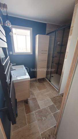 🏡 À VENDRE – APPARTEMENT RÉNOVÉ 80 m² – TERRASSE PANORAMIQUE

📍 Bagnols-sur-Cèze – Centre-ville

Dans une copropriété sécurisée et bien entretenue de 58 lots avec ascenseur, découvrez ce superbe appartement entièrement rénové et vendu meublé.

✨ Un bien clé en main, moderne et lumineux
Dès l’entrée, vous serez séduit par :
✔ Une belle pièce de vie baignée de lumière
✔ Une cuisine contemporaine entièrement aménagée et équipée avec îlot central
✔ Un espace salon chaleureux et convivial

🛏️ Espace nuit fonctionnel
✔ 2 chambres confortables
✔ Salle d’eau moderne avec double vasque et douche
✔ WC indépendant
✔ Nombreux rangements

🌿 Le véritable atout : une terrasse exceptionnelle de 40 m²
✔ Vue dégagée sur le Mont Ventoux
✔ Superbes levers de soleil
✔ Espace idéal pour repas, détente et soirées

❄️ Prestations modernes
✔ Climatisation réversible dans toutes les pièces
✔ Double vitrage PVC
✔ Volets roulants
✔ Ballon thermodynamique
✔ Aucun travaux à prévoir

📍 Emplacement recherché
✔ Centre-ville accessible à pied
✔ Écoles, commerces et services à proximité immédiate
✔ Cadre de vie pratique et agréable

💼 Idéal investisseur ou résidence principale
✔ Actuellement loué 800 €/mois en meublé
✔ Bail jusqu’au 18 août
✔ Possibilité d’occupation ou de maintien en investissement locatif

📊 Informations financières
💰 Prix de vente : 139 000 € FAI
🏢 Charges de copropriété : 1 800 € / an
🏠 Taxe foncière : 1 400 € / an
🚗 Parking devant l’immeuble.
Si besoin d’un parking privé, l’emplacement devra être étudié directement avec la copropriété. Une place pourra être proposée soit à la location, soit à la vente selon les disponibilités.

📈 Rentabilité attractive et bien prêt à louer immédiatement.
💎 Les + du bien
✔ Appartement rénové et vendu meublé
✔ Grande terrasse rare sur le secteur
✔ Aucun travaux à prévoir
✔ Bonne rentabilité locative
✔ Emplacement central recherché

📞 Contactez-moi pour organiser une visite rapidement Sandra bsk immobilier 0667885618