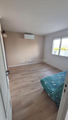 🏡 À VENDRE – APPARTEMENT RÉNOVÉ 80 m² – TERRASSE PANORAMIQUE

📍 Bagnols-sur-Cèze – Centre-ville

Dans une copropriété sécurisée et bien entretenue de 58 lots avec ascenseur, découvrez ce superbe appartement entièrement rénové et vendu meublé.

✨ Un bien clé en main, moderne et lumineux
Dès l’entrée, vous serez séduit par :
✔ Une belle pièce de vie baignée de lumière
✔ Une cuisine contemporaine entièrement aménagée et équipée avec îlot central
✔ Un espace salon chaleureux et convivial

🛏️ Espace nuit fonctionnel
✔ 2 chambres confortables
✔ Salle d’eau moderne avec double vasque et douche
✔ WC indépendant
✔ Nombreux rangements

🌿 Le véritable atout : une terrasse exceptionnelle de 40 m²
✔ Vue dégagée sur le Mont Ventoux
✔ Superbes levers de soleil
✔ Espace idéal pour repas, détente et soirées

❄️ Prestations modernes
✔ Climatisation réversible dans toutes les pièces
✔ Double vitrage PVC
✔ Volets roulants
✔ Ballon thermodynamique
✔ Aucun travaux à prévoir

📍 Emplacement recherché
✔ Centre-ville accessible à pied
✔ Écoles, commerces et services à proximité immédiate
✔ Cadre de vie pratique et agréable

💼 Idéal investisseur ou résidence principale
✔ Actuellement loué 800 €/mois en meublé
✔ Bail jusqu’au 18 août
✔ Possibilité d’occupation ou de maintien en investissement locatif

📊 Informations financières
💰 Prix de vente : 139 000 € FAI
🏢 Charges de copropriété : 1 800 € / an
🏠 Taxe foncière : 1 400 € / an
🚗 Parking devant l’immeuble.
Si besoin d’un parking privé, l’emplacement devra être étudié directement avec la copropriété. Une place pourra être proposée soit à la location, soit à la vente selon les disponibilités.

📈 Rentabilité attractive et bien prêt à louer immédiatement.
💎 Les + du bien
✔ Appartement rénové et vendu meublé
✔ Grande terrasse rare sur le secteur
✔ Aucun travaux à prévoir
✔ Bonne rentabilité locative
✔ Emplacement central recherché

📞 Contactez-moi pour organiser une visite rapidement Sandra bsk immobilier 0667885618