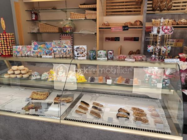 Saisissez cette opportunité d’acquérir l'unique boulangerie-pâtisserie, située à un emplacement stratégique au centre du village, bénéficiant d’une excellente visibilité et d’un flux de clients constant. Chiffre d'affaires en croissance constante ! 

Pourquoi choisir cette affaire ?

    Notoriété exceptionnelle : Une clientèle fidèle qui revient jour après jour pour savourer vos délicieuses créations.
    Équipements de qualité : Un laboratoire et un fournil entièrement équipés avec du matériel de marque, dont un four électrique BONGARD à 4 bouches, garantissant des produits de qualité supérieure, pétrin, batteur, diviseuse, façonneuse, parisienne, laminoir à bandes, plonge 2 bacs inox, 5 chambres de pousse - fermentation contrôlée

. Tout est en parfait état pour démarrer ou continuer votre activité sans aucun investissement supplémentaire !

    Espace de vente lumineux et agréable : Une belle vitrine réfrigérée pour mettre en valeur vos pâtisseries, ainsi qu’un frigo à boissons pour maximiser vos ventes.

Caractéristiques supplémentaires :

    Appartement attenant T6 : Idéal pour vivre sur place, il comprend 5 chambres, un séjour spacieux, une salle de bain moderne, un WC et une terrasse extérieure.     Loyer très attractif de 1466€.
    Atouts indéniables : Un garage de 22m², une réserve et une terrasse.

Rentabilité et stabilité : Avec un chiffre d’affaires stable et une bonne rentabilité, cette affaire représente une véritable opportunité d’investissement pour un entrepreneur passionné.

Ne passez pas à côté de cette chance de faire prospérer une affaire bien établie, dans un cadre de vie agréable ! 

Cette boulangerie-pâtisserie pourrait bientôt être la vôtre ! 🍞🥐✨