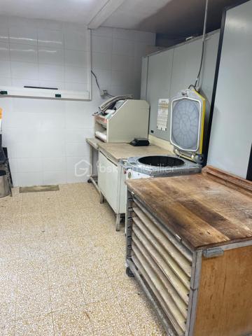Saisissez cette opportunité d’acquérir l'unique boulangerie-pâtisserie, située à un emplacement stratégique au centre du village, bénéficiant d’une excellente visibilité et d’un flux de clients constant. Chiffre d'affaires en croissance constante ! 

Pourquoi choisir cette affaire ?

    Notoriété exceptionnelle : Une clientèle fidèle qui revient jour après jour pour savourer vos délicieuses créations.
    Équipements de qualité : Un laboratoire et un fournil entièrement équipés avec du matériel de marque, dont un four électrique BONGARD à 4 bouches, garantissant des produits de qualité supérieure, pétrin, batteur, diviseuse, façonneuse, parisienne, laminoir à bandes, plonge 2 bacs inox, 5 chambres de pousse - fermentation contrôlée

. Tout est en parfait état pour démarrer ou continuer votre activité sans aucun investissement supplémentaire !

    Espace de vente lumineux et agréable : Une belle vitrine réfrigérée pour mettre en valeur vos pâtisseries, ainsi qu’un frigo à boissons pour maximiser vos ventes.

Caractéristiques supplémentaires :

    Appartement attenant T6 : Idéal pour vivre sur place, il comprend 5 chambres, un séjour spacieux, une salle de bain moderne, un WC et une terrasse extérieure.     Loyer très attractif de 1466€.
    Atouts indéniables : Un garage de 22m², une réserve et une terrasse.

Rentabilité et stabilité : Avec un chiffre d’affaires stable et une bonne rentabilité, cette affaire représente une véritable opportunité d’investissement pour un entrepreneur passionné.

Ne passez pas à côté de cette chance de faire prospérer une affaire bien établie, dans un cadre de vie agréable ! 

Cette boulangerie-pâtisserie pourrait bientôt être la vôtre ! 🍞🥐✨