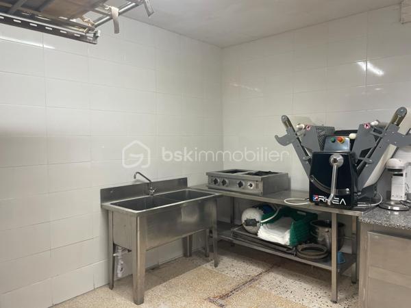 Saisissez cette opportunité d’acquérir l'unique boulangerie-pâtisserie, située à un emplacement stratégique au centre du village, bénéficiant d’une excellente visibilité et d’un flux de clients constant. Chiffre d'affaires en croissance constante ! 

Pourquoi choisir cette affaire ?

    Notoriété exceptionnelle : Une clientèle fidèle qui revient jour après jour pour savourer vos délicieuses créations.
    Équipements de qualité : Un laboratoire et un fournil entièrement équipés avec du matériel de marque, dont un four électrique BONGARD à 4 bouches, garantissant des produits de qualité supérieure, pétrin, batteur, diviseuse, façonneuse, parisienne, laminoir à bandes, plonge 2 bacs inox, 5 chambres de pousse - fermentation contrôlée

. Tout est en parfait état pour démarrer ou continuer votre activité sans aucun investissement supplémentaire !

    Espace de vente lumineux et agréable : Une belle vitrine réfrigérée pour mettre en valeur vos pâtisseries, ainsi qu’un frigo à boissons pour maximiser vos ventes.

Caractéristiques supplémentaires :

    Appartement attenant T6 : Idéal pour vivre sur place, il comprend 5 chambres, un séjour spacieux, une salle de bain moderne, un WC et une terrasse extérieure.     Loyer très attractif de 1466€.
    Atouts indéniables : Un garage de 22m², une réserve et une terrasse.

Rentabilité et stabilité : Avec un chiffre d’affaires stable et une bonne rentabilité, cette affaire représente une véritable opportunité d’investissement pour un entrepreneur passionné.

Ne passez pas à côté de cette chance de faire prospérer une affaire bien établie, dans un cadre de vie agréable ! 

Cette boulangerie-pâtisserie pourrait bientôt être la vôtre ! 🍞🥐✨