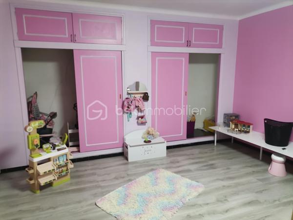 Saisissez cette opportunité d’acquérir l'unique boulangerie-pâtisserie, située à un emplacement stratégique au centre du village, bénéficiant d’une excellente visibilité et d’un flux de clients constant. Chiffre d'affaires en croissance constante ! 

Pourquoi choisir cette affaire ?

    Notoriété exceptionnelle : Une clientèle fidèle qui revient jour après jour pour savourer vos délicieuses créations.
    Équipements de qualité : Un laboratoire et un fournil entièrement équipés avec du matériel de marque, dont un four électrique BONGARD à 4 bouches, garantissant des produits de qualité supérieure, pétrin, batteur, diviseuse, façonneuse, parisienne, laminoir à bandes, plonge 2 bacs inox, 5 chambres de pousse - fermentation contrôlée

. Tout est en parfait état pour démarrer ou continuer votre activité sans aucun investissement supplémentaire !

    Espace de vente lumineux et agréable : Une belle vitrine réfrigérée pour mettre en valeur vos pâtisseries, ainsi qu’un frigo à boissons pour maximiser vos ventes.

Caractéristiques supplémentaires :

    Appartement attenant T6 : Idéal pour vivre sur place, il comprend 5 chambres, un séjour spacieux, une salle de bain moderne, un WC et une terrasse extérieure.     Loyer très attractif de 1466€.
    Atouts indéniables : Un garage de 22m², une réserve et une terrasse.

Rentabilité et stabilité : Avec un chiffre d’affaires stable et une bonne rentabilité, cette affaire représente une véritable opportunité d’investissement pour un entrepreneur passionné.

Ne passez pas à côté de cette chance de faire prospérer une affaire bien établie, dans un cadre de vie agréable ! 

Cette boulangerie-pâtisserie pourrait bientôt être la vôtre ! 🍞🥐✨