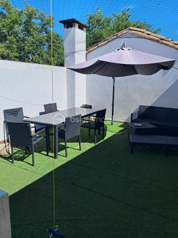 Saisissez cette opportunité d’acquérir l'unique boulangerie-pâtisserie, située à un emplacement stratégique au centre du village, bénéficiant d’une excellente visibilité et d’un flux de clients constant. Chiffre d'affaires en croissance constante ! 

Pourquoi choisir cette affaire ?

    Notoriété exceptionnelle : Une clientèle fidèle qui revient jour après jour pour savourer vos délicieuses créations.
    Équipements de qualité : Un laboratoire et un fournil entièrement équipés avec du matériel de marque, dont un four électrique BONGARD à 4 bouches, garantissant des produits de qualité supérieure, pétrin, batteur, diviseuse, façonneuse, parisienne, laminoir à bandes, plonge 2 bacs inox, 5 chambres de pousse - fermentation contrôlée

. Tout est en parfait état pour démarrer ou continuer votre activité sans aucun investissement supplémentaire !

    Espace de vente lumineux et agréable : Une belle vitrine réfrigérée pour mettre en valeur vos pâtisseries, ainsi qu’un frigo à boissons pour maximiser vos ventes.

Caractéristiques supplémentaires :

    Appartement attenant T6 : Idéal pour vivre sur place, il comprend 5 chambres, un séjour spacieux, une salle de bain moderne, un WC et une terrasse extérieure.     Loyer très attractif de 1466€.
    Atouts indéniables : Un garage de 22m², une réserve et une terrasse.

Rentabilité et stabilité : Avec un chiffre d’affaires stable et une bonne rentabilité, cette affaire représente une véritable opportunité d’investissement pour un entrepreneur passionné.

Ne passez pas à côté de cette chance de faire prospérer une affaire bien établie, dans un cadre de vie agréable ! 

Cette boulangerie-pâtisserie pourrait bientôt être la vôtre ! 🍞🥐✨