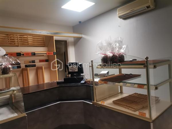 Saisissez cette opportunité d’acquérir l'unique boulangerie-pâtisserie, située à un emplacement stratégique au centre du village, bénéficiant d’une excellente visibilité et d’un flux de clients constant. Chiffre d'affaires en croissance constante ! 

Pourquoi choisir cette affaire ?

    Notoriété exceptionnelle : Une clientèle fidèle qui revient jour après jour pour savourer vos délicieuses créations.
    Équipements de qualité : Un laboratoire et un fournil entièrement équipés avec du matériel de marque, dont un four électrique BONGARD à 4 bouches, garantissant des produits de qualité supérieure, pétrin, batteur, diviseuse, façonneuse, parisienne, laminoir à bandes, plonge 2 bacs inox, 5 chambres de pousse - fermentation contrôlée

. Tout est en parfait état pour démarrer ou continuer votre activité sans aucun investissement supplémentaire !

    Espace de vente lumineux et agréable : Une belle vitrine réfrigérée pour mettre en valeur vos pâtisseries, ainsi qu’un frigo à boissons pour maximiser vos ventes.

Caractéristiques supplémentaires :

    Appartement attenant T6 : Idéal pour vivre sur place, il comprend 5 chambres, un séjour spacieux, une salle de bain moderne, un WC et une terrasse extérieure.     Loyer très attractif de 1466€.
    Atouts indéniables : Un garage de 22m², une réserve et une terrasse.

Rentabilité et stabilité : Avec un chiffre d’affaires stable et une bonne rentabilité, cette affaire représente une véritable opportunité d’investissement pour un entrepreneur passionné.

Ne passez pas à côté de cette chance de faire prospérer une affaire bien établie, dans un cadre de vie agréable ! 

Cette boulangerie-pâtisserie pourrait bientôt être la vôtre ! 🍞🥐✨