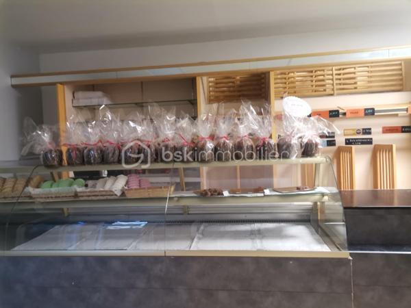 Saisissez cette opportunité d’acquérir l'unique boulangerie-pâtisserie, située à un emplacement stratégique au centre du village, bénéficiant d’une excellente visibilité et d’un flux de clients constant. Chiffre d'affaires en croissance constante ! 

Pourquoi choisir cette affaire ?

    Notoriété exceptionnelle : Une clientèle fidèle qui revient jour après jour pour savourer vos délicieuses créations.
    Équipements de qualité : Un laboratoire et un fournil entièrement équipés avec du matériel de marque, dont un four électrique BONGARD à 4 bouches, garantissant des produits de qualité supérieure, pétrin, batteur, diviseuse, façonneuse, parisienne, laminoir à bandes, plonge 2 bacs inox, 5 chambres de pousse - fermentation contrôlée

. Tout est en parfait état pour démarrer ou continuer votre activité sans aucun investissement supplémentaire !

    Espace de vente lumineux et agréable : Une belle vitrine réfrigérée pour mettre en valeur vos pâtisseries, ainsi qu’un frigo à boissons pour maximiser vos ventes.

Caractéristiques supplémentaires :

    Appartement attenant T6 : Idéal pour vivre sur place, il comprend 5 chambres, un séjour spacieux, une salle de bain moderne, un WC et une terrasse extérieure.     Loyer très attractif de 1466€.
    Atouts indéniables : Un garage de 22m², une réserve et une terrasse.

Rentabilité et stabilité : Avec un chiffre d’affaires stable et une bonne rentabilité, cette affaire représente une véritable opportunité d’investissement pour un entrepreneur passionné.

Ne passez pas à côté de cette chance de faire prospérer une affaire bien établie, dans un cadre de vie agréable ! 

Cette boulangerie-pâtisserie pourrait bientôt être la vôtre ! 🍞🥐✨
