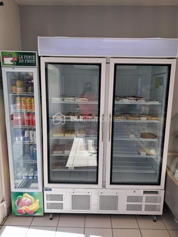 Saisissez cette opportunité d’acquérir l'unique boulangerie-pâtisserie, située à un emplacement stratégique au centre du village, bénéficiant d’une excellente visibilité et d’un flux de clients constant. Chiffre d'affaires en croissance constante ! 

Pourquoi choisir cette affaire ?

    Notoriété exceptionnelle : Une clientèle fidèle qui revient jour après jour pour savourer vos délicieuses créations.
    Équipements de qualité : Un laboratoire et un fournil entièrement équipés avec du matériel de marque, dont un four électrique BONGARD à 4 bouches, garantissant des produits de qualité supérieure, pétrin, batteur, diviseuse, façonneuse, parisienne, laminoir à bandes, plonge 2 bacs inox, 5 chambres de pousse - fermentation contrôlée

. Tout est en parfait état pour démarrer ou continuer votre activité sans aucun investissement supplémentaire !

    Espace de vente lumineux et agréable : Une belle vitrine réfrigérée pour mettre en valeur vos pâtisseries, ainsi qu’un frigo à boissons pour maximiser vos ventes.

Caractéristiques supplémentaires :

    Appartement attenant T6 : Idéal pour vivre sur place, il comprend 5 chambres, un séjour spacieux, une salle de bain moderne, un WC et une terrasse extérieure.     Loyer très attractif de 1466€.
    Atouts indéniables : Un garage de 22m², une réserve et une terrasse.

Rentabilité et stabilité : Avec un chiffre d’affaires stable et une bonne rentabilité, cette affaire représente une véritable opportunité d’investissement pour un entrepreneur passionné.

Ne passez pas à côté de cette chance de faire prospérer une affaire bien établie, dans un cadre de vie agréable ! 

Cette boulangerie-pâtisserie pourrait bientôt être la vôtre ! 🍞🥐✨
