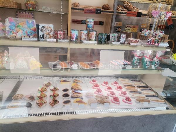 Saisissez cette opportunité d’acquérir l'unique boulangerie-pâtisserie, située à un emplacement stratégique au centre du village, bénéficiant d’une excellente visibilité et d’un flux de clients constant. Chiffre d'affaires en croissance constante ! 

Pourquoi choisir cette affaire ?

    Notoriété exceptionnelle : Une clientèle fidèle qui revient jour après jour pour savourer vos délicieuses créations.
    Équipements de qualité : Un laboratoire et un fournil entièrement équipés avec du matériel de marque, dont un four électrique BONGARD à 4 bouches, garantissant des produits de qualité supérieure, pétrin, batteur, diviseuse, façonneuse, parisienne, laminoir à bandes, plonge 2 bacs inox, 5 chambres de pousse - fermentation contrôlée

. Tout est en parfait état pour démarrer ou continuer votre activité sans aucun investissement supplémentaire !

    Espace de vente lumineux et agréable : Une belle vitrine réfrigérée pour mettre en valeur vos pâtisseries, ainsi qu’un frigo à boissons pour maximiser vos ventes.

Caractéristiques supplémentaires :

    Appartement attenant T6 : Idéal pour vivre sur place, il comprend 5 chambres, un séjour spacieux, une salle de bain moderne, un WC et une terrasse extérieure.     Loyer très attractif de 1466€.
    Atouts indéniables : Un garage de 22m², une réserve et une terrasse.

Rentabilité et stabilité : Avec un chiffre d’affaires stable et une bonne rentabilité, cette affaire représente une véritable opportunité d’investissement pour un entrepreneur passionné.

Ne passez pas à côté de cette chance de faire prospérer une affaire bien établie, dans un cadre de vie agréable ! 

Cette boulangerie-pâtisserie pourrait bientôt être la vôtre ! 🍞🥐✨