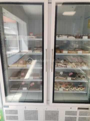 Saisissez cette opportunité d’acquérir l'unique boulangerie-pâtisserie, située à un emplacement stratégique au centre du village, bénéficiant d’une excellente visibilité et d’un flux de clients constant. Chiffre d'affaires en croissance constante ! 

Pourquoi choisir cette affaire ?

    Notoriété exceptionnelle : Une clientèle fidèle qui revient jour après jour pour savourer vos délicieuses créations.
    Équipements de qualité : Un laboratoire et un fournil entièrement équipés avec du matériel de marque, dont un four électrique BONGARD à 4 bouches, garantissant des produits de qualité supérieure, pétrin, batteur, diviseuse, façonneuse, parisienne, laminoir à bandes, plonge 2 bacs inox, 5 chambres de pousse - fermentation contrôlée

. Tout est en parfait état pour démarrer ou continuer votre activité sans aucun investissement supplémentaire !

    Espace de vente lumineux et agréable : Une belle vitrine réfrigérée pour mettre en valeur vos pâtisseries, ainsi qu’un frigo à boissons pour maximiser vos ventes.

Caractéristiques supplémentaires :

    Appartement attenant T6 : Idéal pour vivre sur place, il comprend 5 chambres, un séjour spacieux, une salle de bain moderne, un WC et une terrasse extérieure.     Loyer très attractif de 1466€.
    Atouts indéniables : Un garage de 22m², une réserve et une terrasse.

Rentabilité et stabilité : Avec un chiffre d’affaires stable et une bonne rentabilité, cette affaire représente une véritable opportunité d’investissement pour un entrepreneur passionné.

Ne passez pas à côté de cette chance de faire prospérer une affaire bien établie, dans un cadre de vie agréable ! 

Cette boulangerie-pâtisserie pourrait bientôt être la vôtre ! 🍞🥐✨