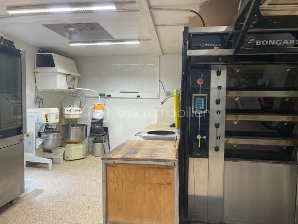 Saisissez cette opportunité d’acquérir l'unique boulangerie-pâtisserie, située à un emplacement stratégique au centre du village, bénéficiant d’une excellente visibilité et d’un flux de clients constant. Chiffre d'affaires en croissance constante ! 

Pourquoi choisir cette affaire ?

    Notoriété exceptionnelle : Une clientèle fidèle qui revient jour après jour pour savourer vos délicieuses créations.
    Équipements de qualité : Un laboratoire et un fournil entièrement équipés avec du matériel de marque, dont un four électrique BONGARD à 4 bouches, garantissant des produits de qualité supérieure, pétrin, batteur, diviseuse, façonneuse, parisienne, laminoir à bandes, plonge 2 bacs inox, 5 chambres de pousse - fermentation contrôlée

. Tout est en parfait état pour démarrer ou continuer votre activité sans aucun investissement supplémentaire !

    Espace de vente lumineux et agréable : Une belle vitrine réfrigérée pour mettre en valeur vos pâtisseries, ainsi qu’un frigo à boissons pour maximiser vos ventes.

Caractéristiques supplémentaires :

    Appartement attenant T6 : Idéal pour vivre sur place, il comprend 5 chambres, un séjour spacieux, une salle de bain moderne, un WC et une terrasse extérieure.     Loyer très attractif de 1466€.
    Atouts indéniables : Un garage de 22m², une réserve et une terrasse.

Rentabilité et stabilité : Avec un chiffre d’affaires stable et une bonne rentabilité, cette affaire représente une véritable opportunité d’investissement pour un entrepreneur passionné.

Ne passez pas à côté de cette chance de faire prospérer une affaire bien établie, dans un cadre de vie agréable ! 

Cette boulangerie-pâtisserie pourrait bientôt être la vôtre ! 🍞🥐✨