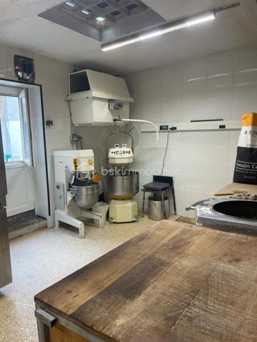 Saisissez cette opportunité d’acquérir l'unique boulangerie-pâtisserie, située à un emplacement stratégique au centre du village, bénéficiant d’une excellente visibilité et d’un flux de clients constant. Chiffre d'affaires en croissance constante ! 

Pourquoi choisir cette affaire ?

    Notoriété exceptionnelle : Une clientèle fidèle qui revient jour après jour pour savourer vos délicieuses créations.
    Équipements de qualité : Un laboratoire et un fournil entièrement équipés avec du matériel de marque, dont un four électrique BONGARD à 4 bouches, garantissant des produits de qualité supérieure, pétrin, batteur, diviseuse, façonneuse, parisienne, laminoir à bandes, plonge 2 bacs inox, 5 chambres de pousse - fermentation contrôlée

. Tout est en parfait état pour démarrer ou continuer votre activité sans aucun investissement supplémentaire !

    Espace de vente lumineux et agréable : Une belle vitrine réfrigérée pour mettre en valeur vos pâtisseries, ainsi qu’un frigo à boissons pour maximiser vos ventes.

Caractéristiques supplémentaires :

    Appartement attenant T6 : Idéal pour vivre sur place, il comprend 5 chambres, un séjour spacieux, une salle de bain moderne, un WC et une terrasse extérieure.     Loyer très attractif de 1466€.
    Atouts indéniables : Un garage de 22m², une réserve et une terrasse.

Rentabilité et stabilité : Avec un chiffre d’affaires stable et une bonne rentabilité, cette affaire représente une véritable opportunité d’investissement pour un entrepreneur passionné.

Ne passez pas à côté de cette chance de faire prospérer une affaire bien établie, dans un cadre de vie agréable ! 

Cette boulangerie-pâtisserie pourrait bientôt être la vôtre ! 🍞🥐✨
