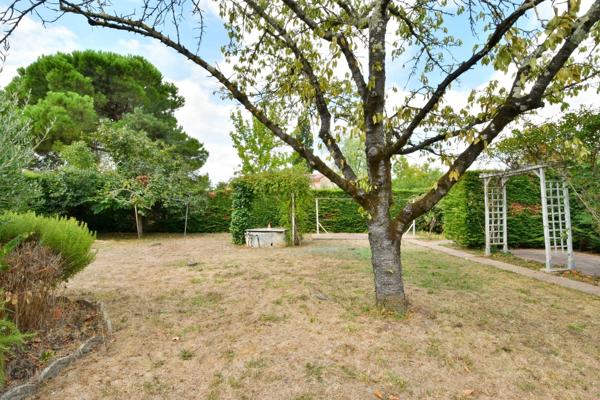 LESPINASSE – MAISON INDIVIDUELLE DE PLAIN-PIED 107 M² – 3 CHAMBRES – TERRAIN 740 M² – GRAND GARAGE